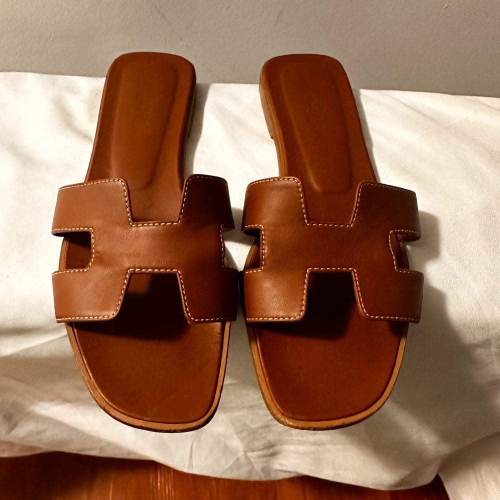 Hermès Oran Brown slides! Size 9 Great on any summer day!